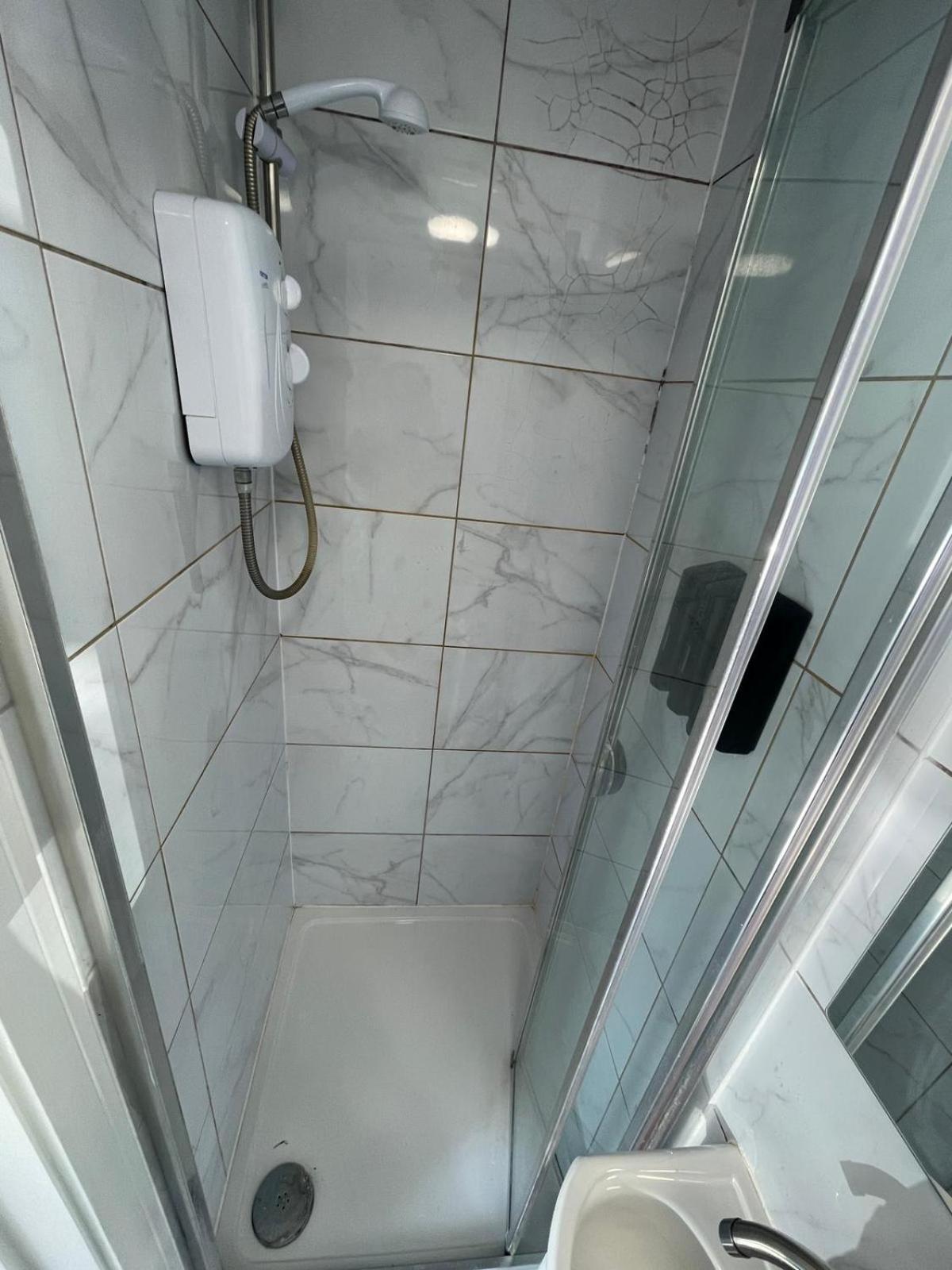 Letzi Premium Cozy Retreat Private En-Suite Rooms, Wembley London Ngoại thất bức ảnh
