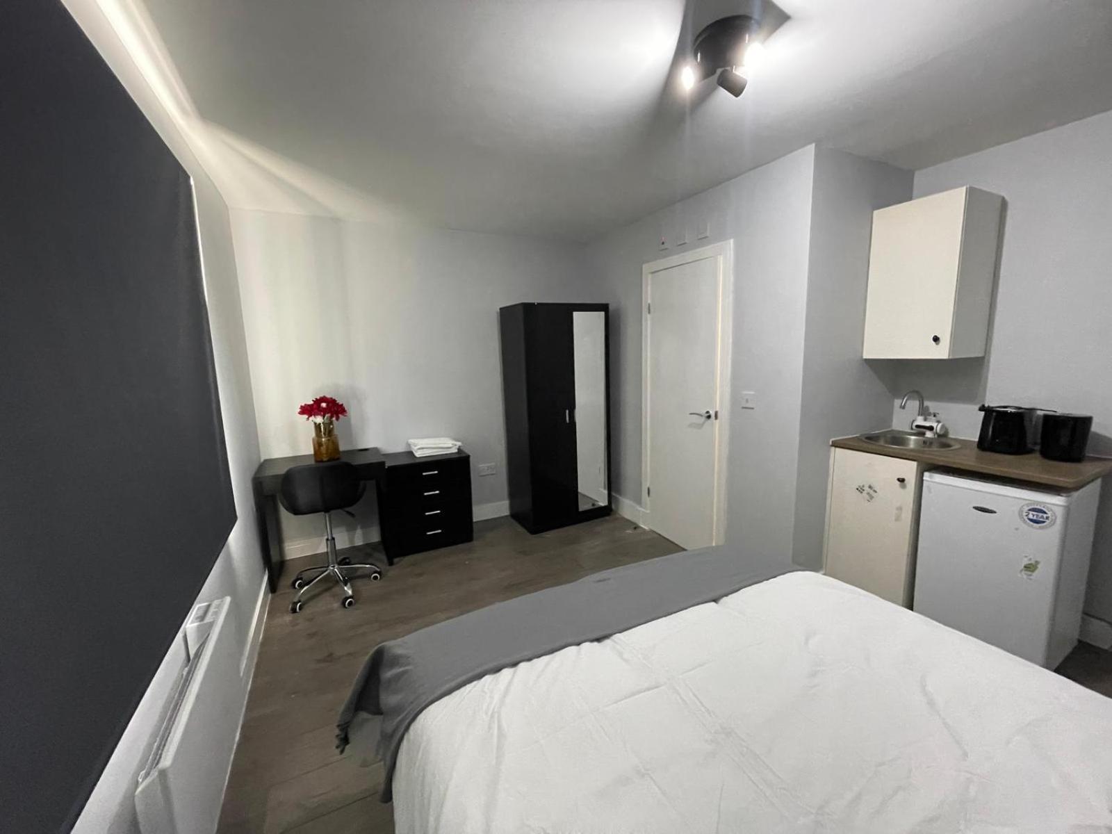 Letzi Premium Cozy Retreat Private En-Suite Rooms, Wembley London Ngoại thất bức ảnh