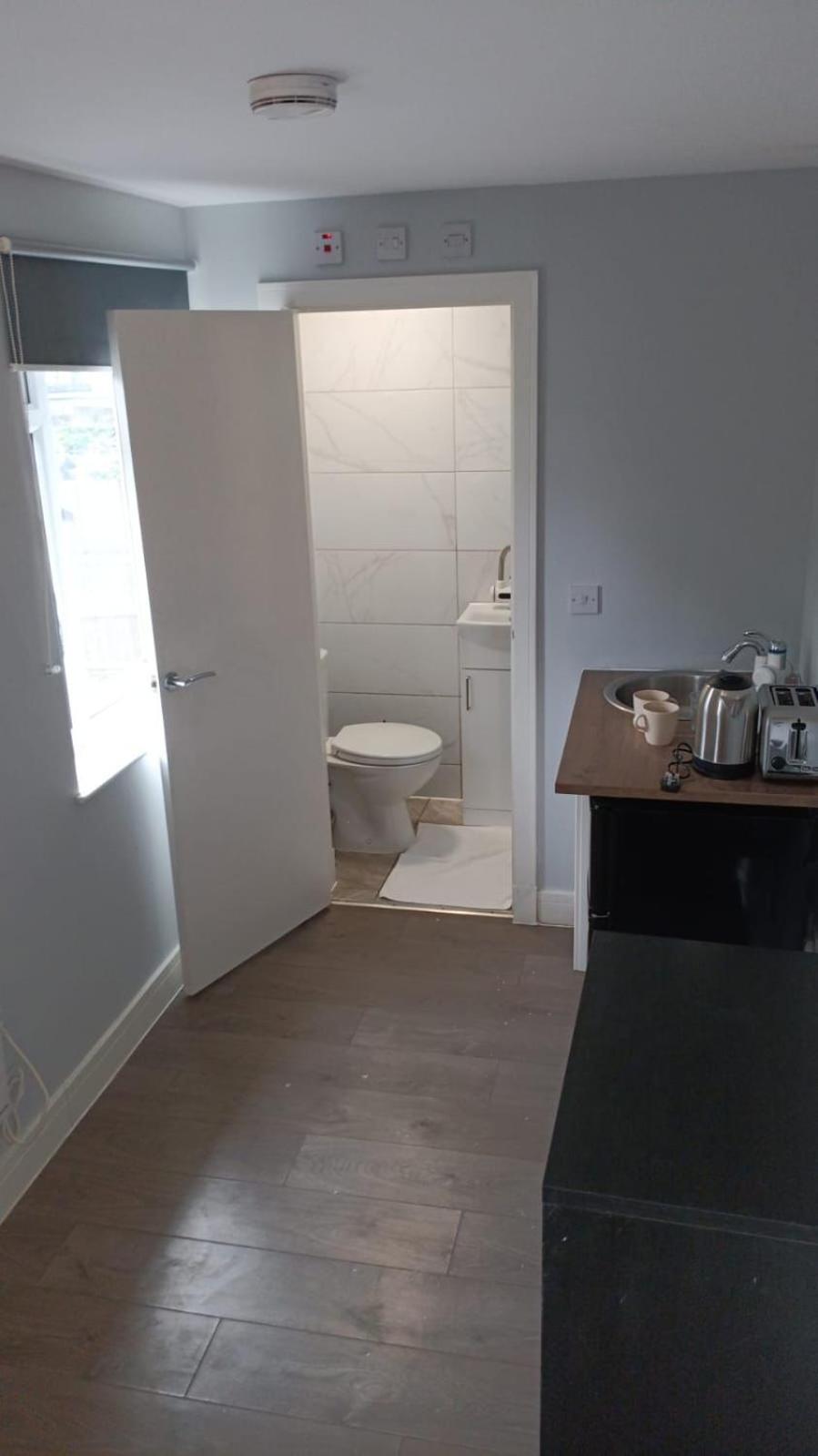 Letzi Premium Cozy Retreat Private En-Suite Rooms, Wembley London Ngoại thất bức ảnh